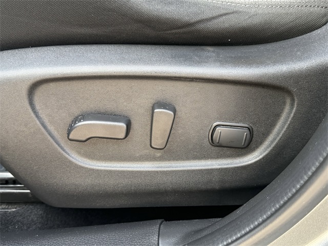Vehicle image 17 of 25