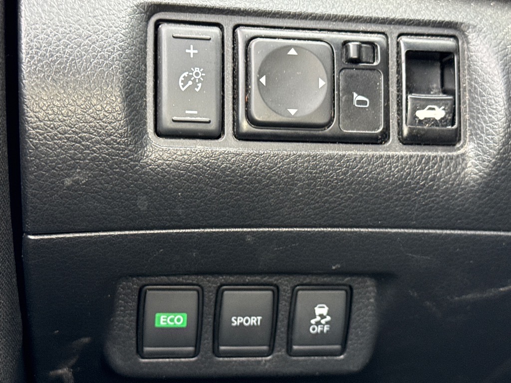 Vehicle image 14 of 21