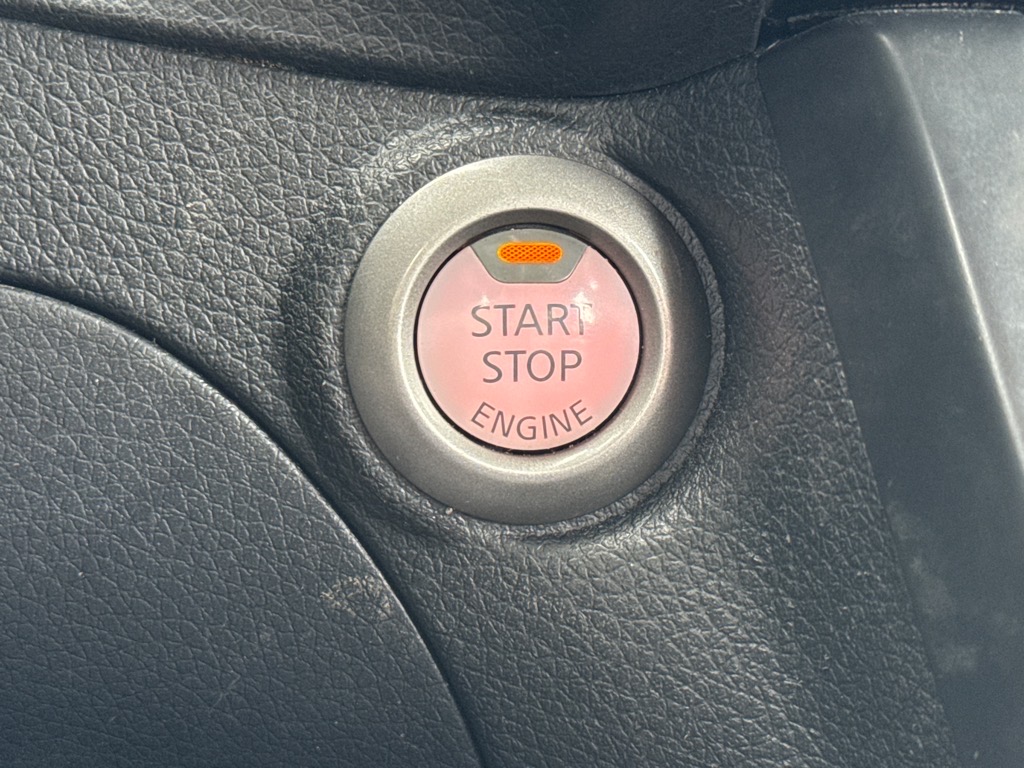Vehicle image 17 of 21