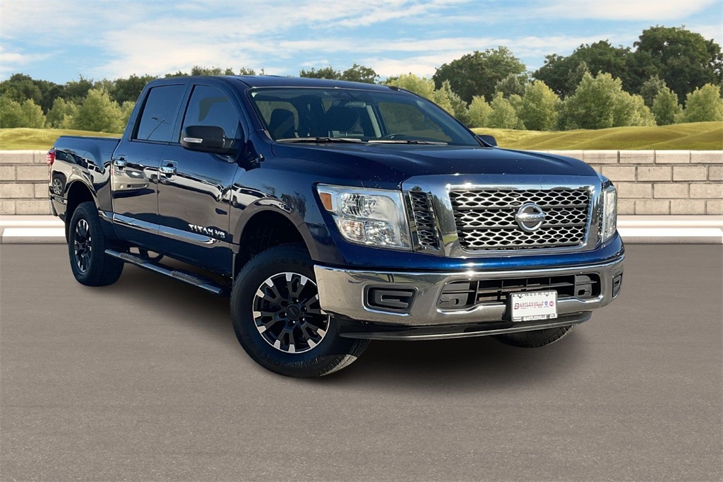 2018 Nissan Titan SV Image 3 of 33