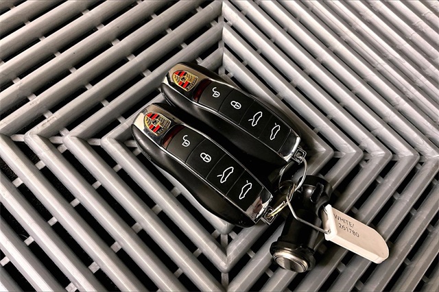 2018 Porsche 718 Cayman Base Image 27 of 36