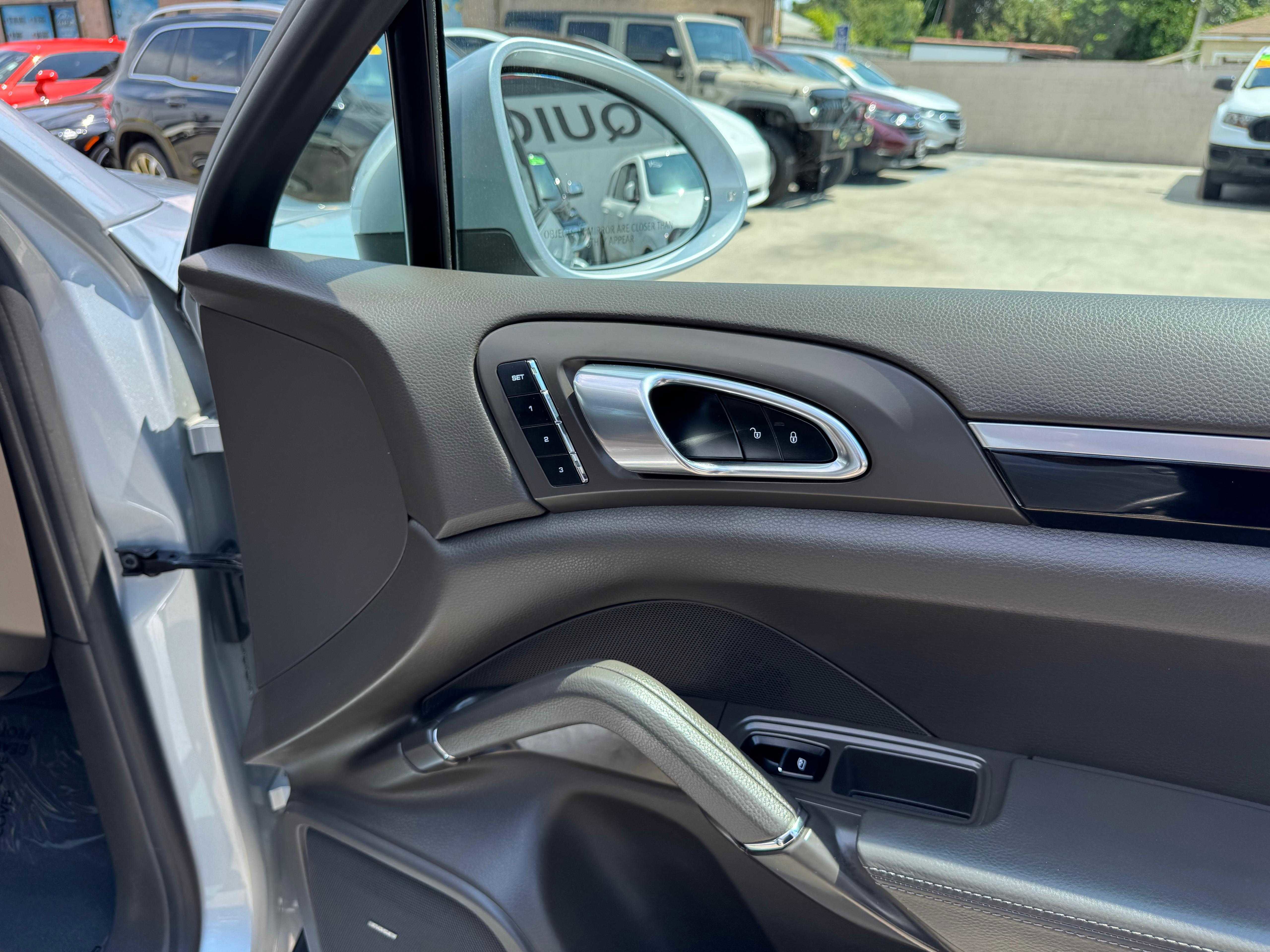 Vehicle image 33 of 69