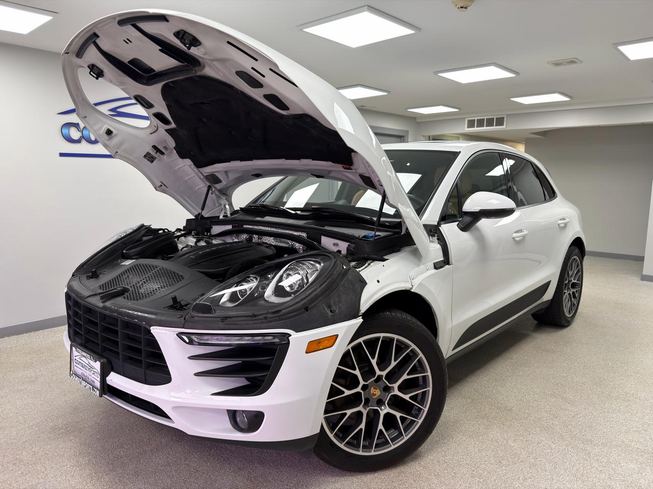 2018 Porsche Macan Image 3 of 36
