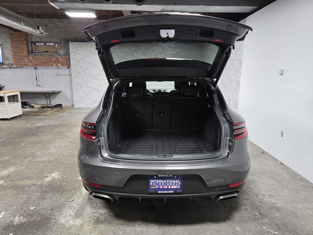 2018 Porsche Macan Base Image 17 of 61