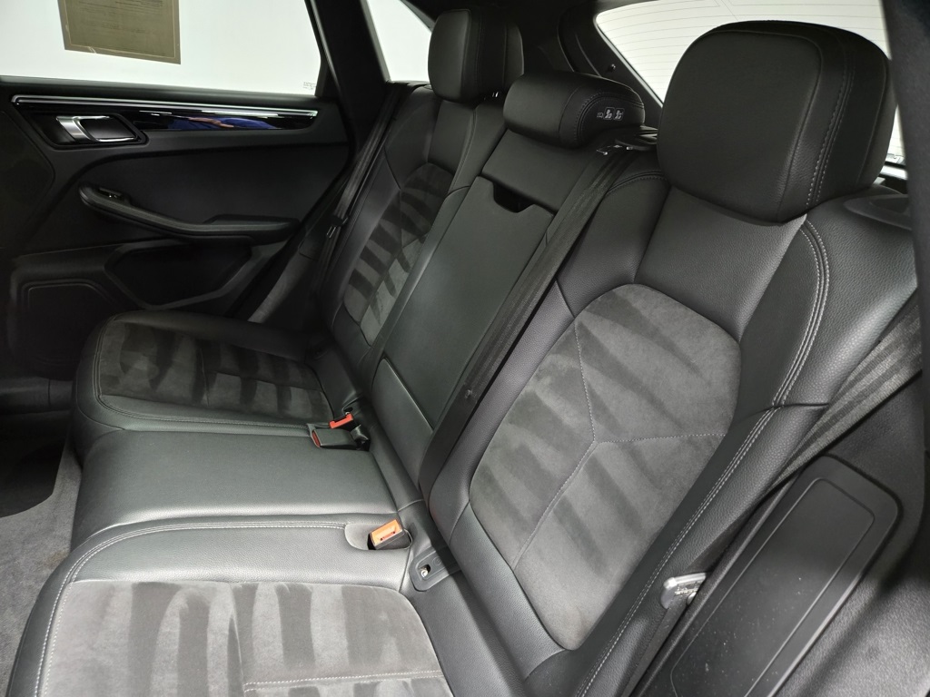 2018 Porsche Macan Base Image 25 of 61
