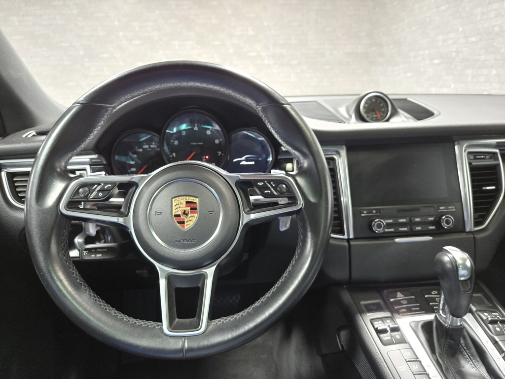 2018 Porsche Macan Base Image 35 of 61