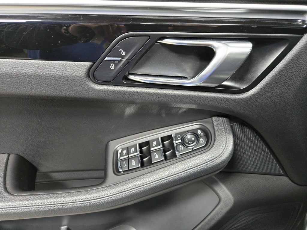 2018 Porsche Macan Base Image 49 of 61