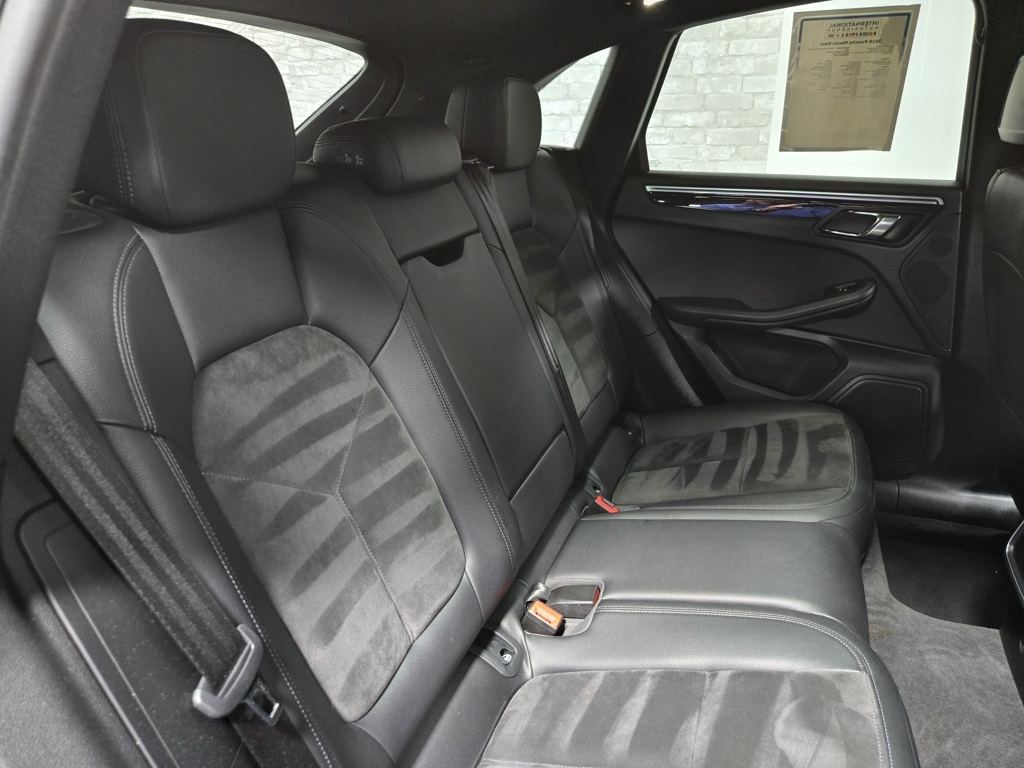 2018 Porsche Macan Base Image 23 of 61