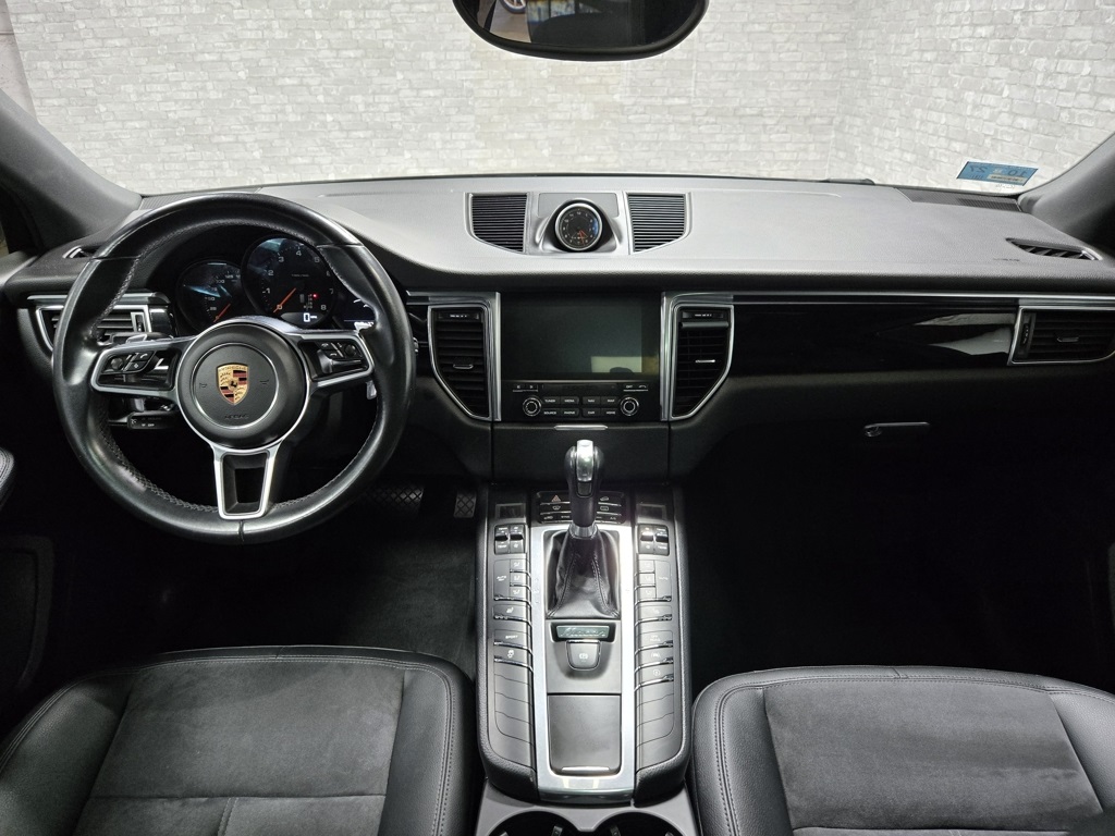 2018 Porsche Macan Base Image 33 of 61