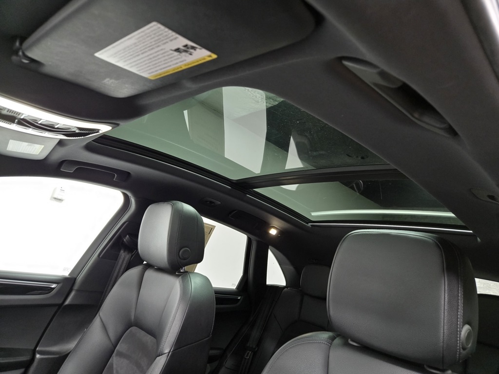 2018 Porsche Macan Base Image 30 of 61