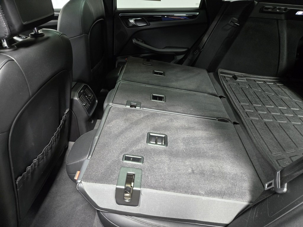 2018 Porsche Macan Base Image 21 of 61