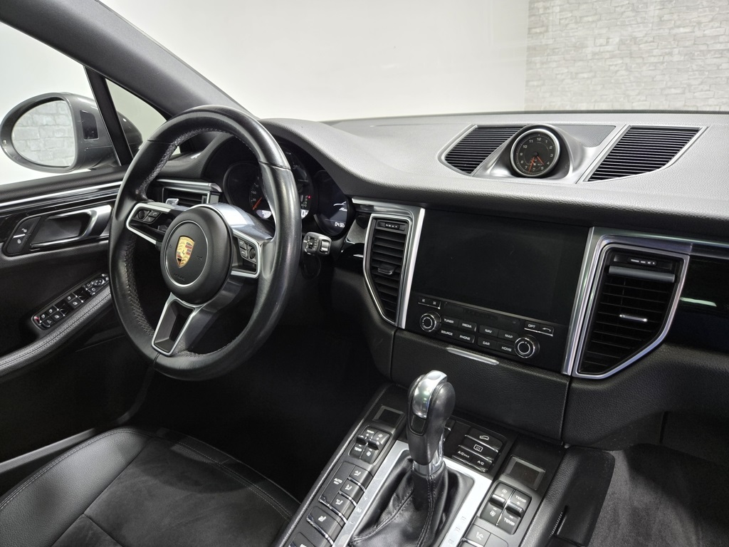 2018 Porsche Macan Base Image 32 of 61
