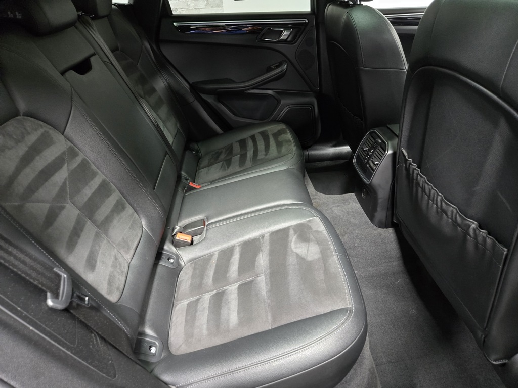 2018 Porsche Macan Base Image 26 of 61