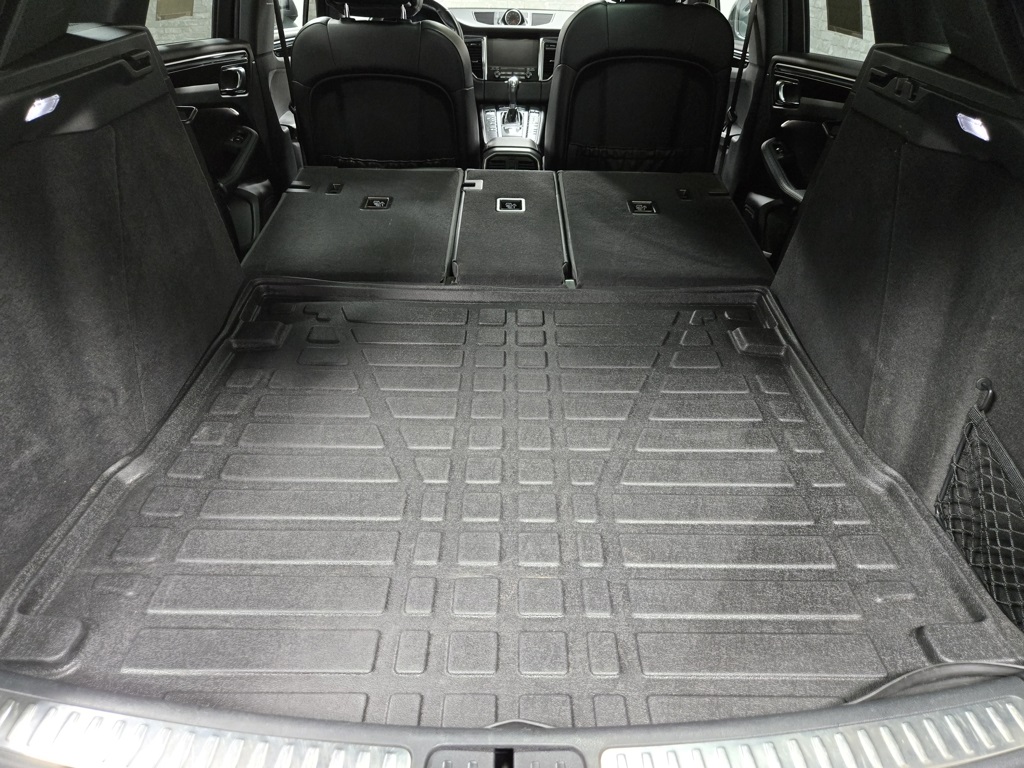 2018 Porsche Macan Base Image 16 of 61