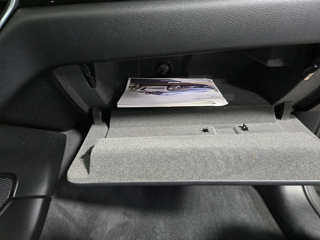 2018 Porsche Macan Base Image 18 of 61