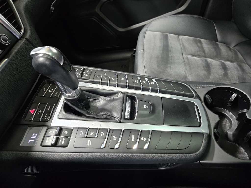 2018 Porsche Macan Base Image 44 of 61