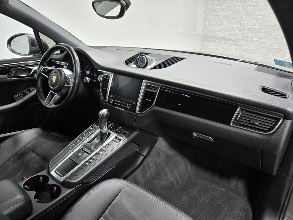 2018 Porsche Macan Base Image 31 of 61