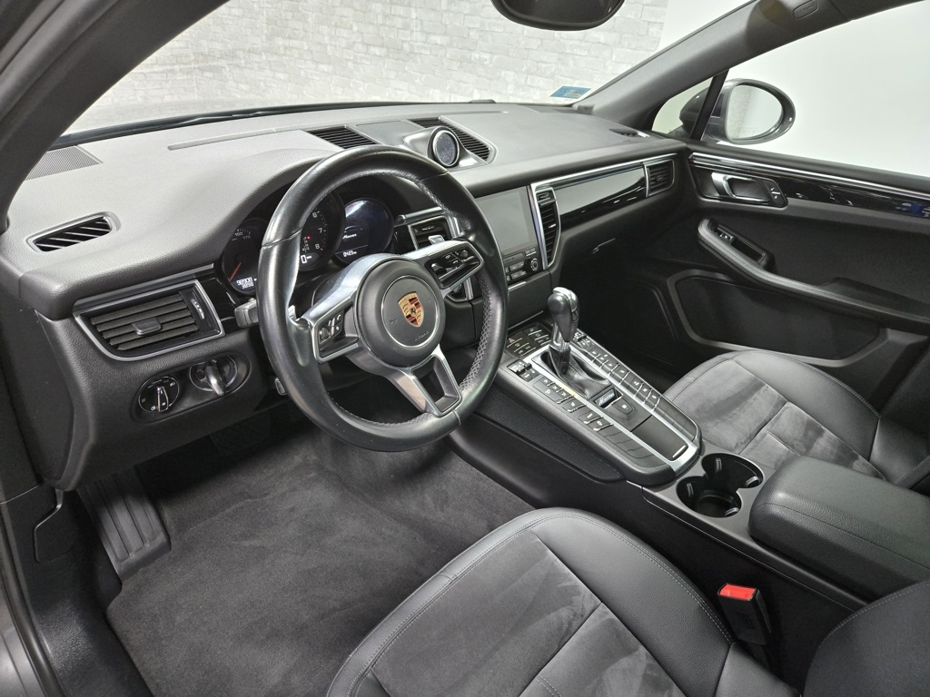 2018 Porsche Macan Base Image 34 of 61