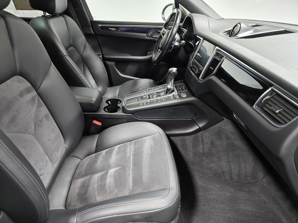 2018 Porsche Macan Base Image 29 of 61