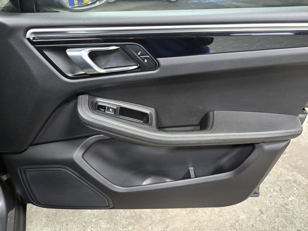 2018 Porsche Macan Base Image 48 of 61