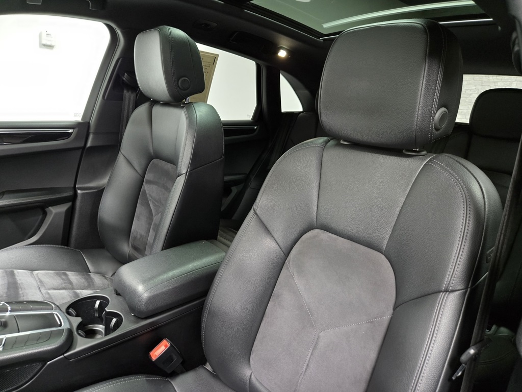 2018 Porsche Macan Base Image 22 of 61