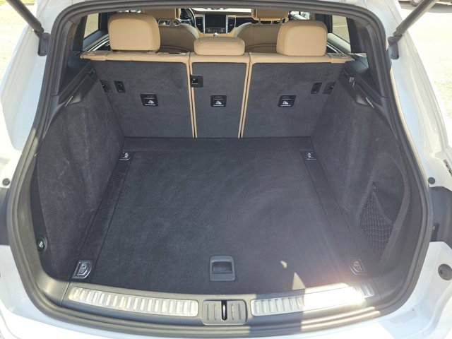 2018 Porsche Macan Base Image 12 of 29