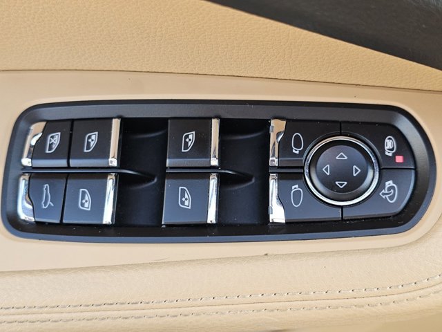 2018 Porsche Macan Base Image 26 of 29