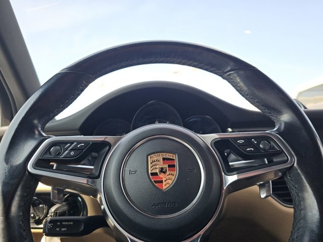 2018 Porsche Macan Base Image 18 of 29