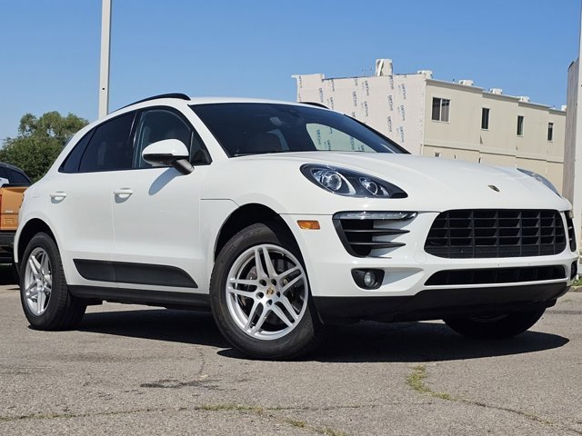 2018 Porsche Macan Base Image 3 of 29