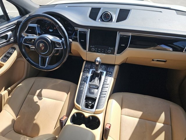 2018 Porsche Macan Base Image 17 of 29