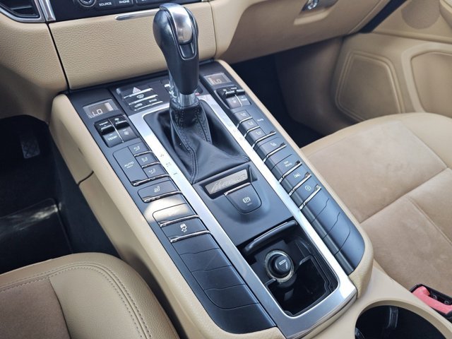 2018 Porsche Macan Base Image 22 of 29