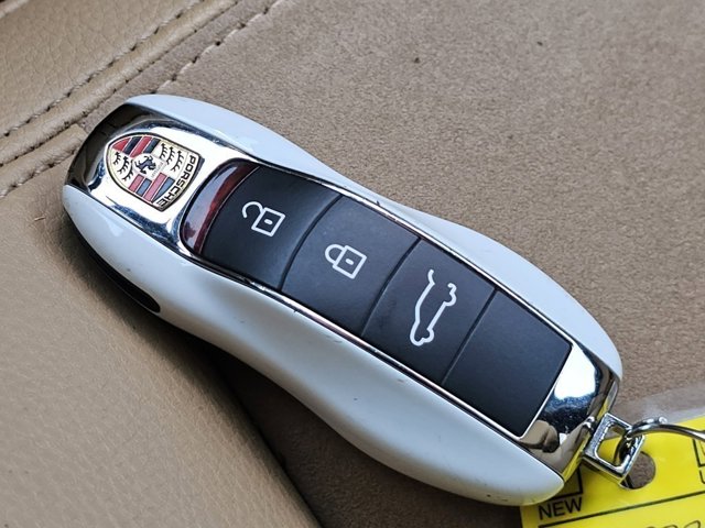 2018 Porsche Macan Base Image 23 of 29