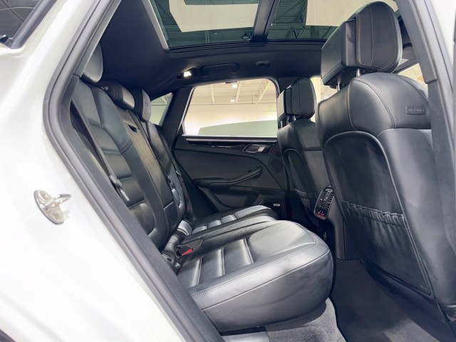 2018 Porsche Macan GTS Image 40 of 85