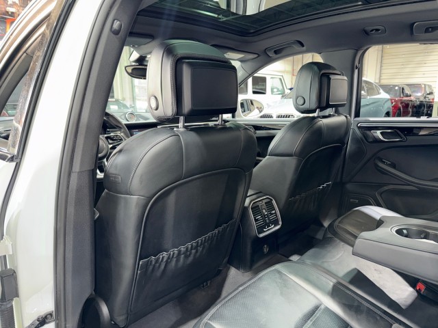 2018 Porsche Macan GTS Image 41 of 85