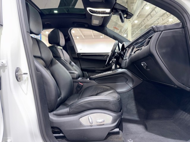 2018 Porsche Macan GTS Image 42 of 85