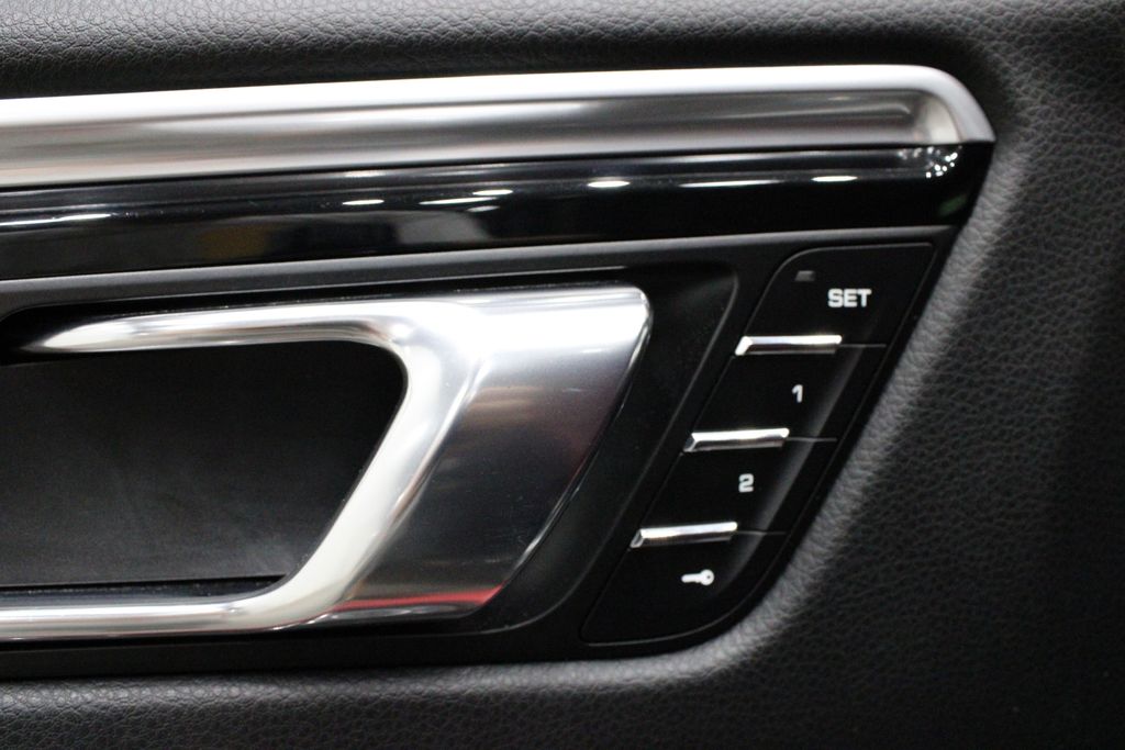 Vehicle image 32 of 42