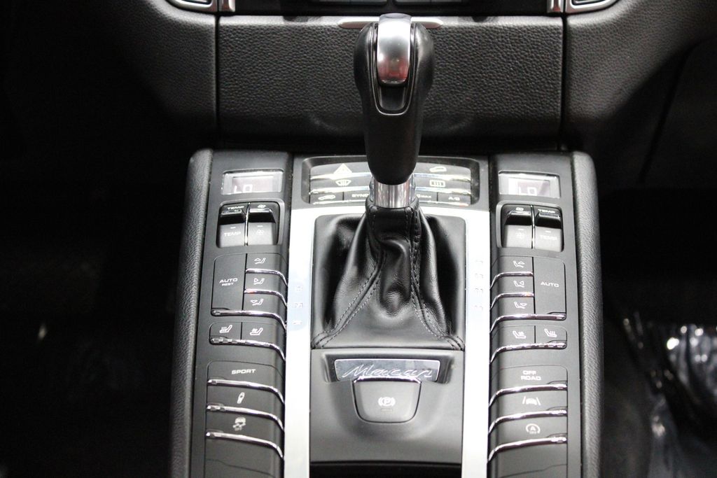 Vehicle image 29 of 42