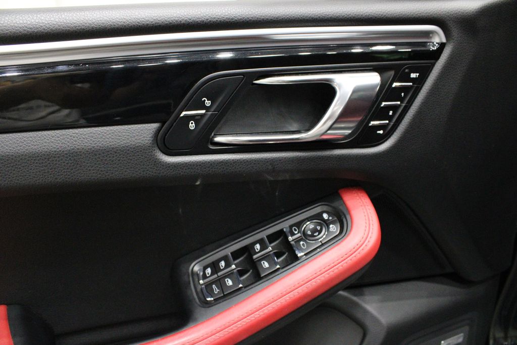 Vehicle image 30 of 42