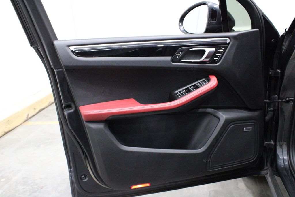 Vehicle image 31 of 42