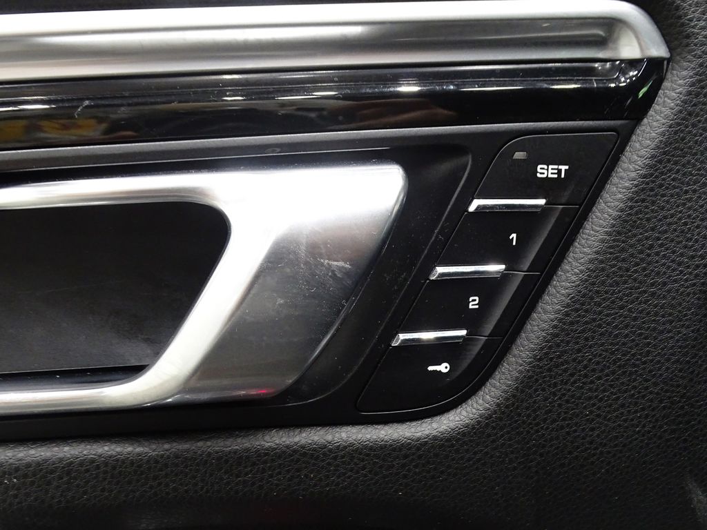 Vehicle image 33 of 44