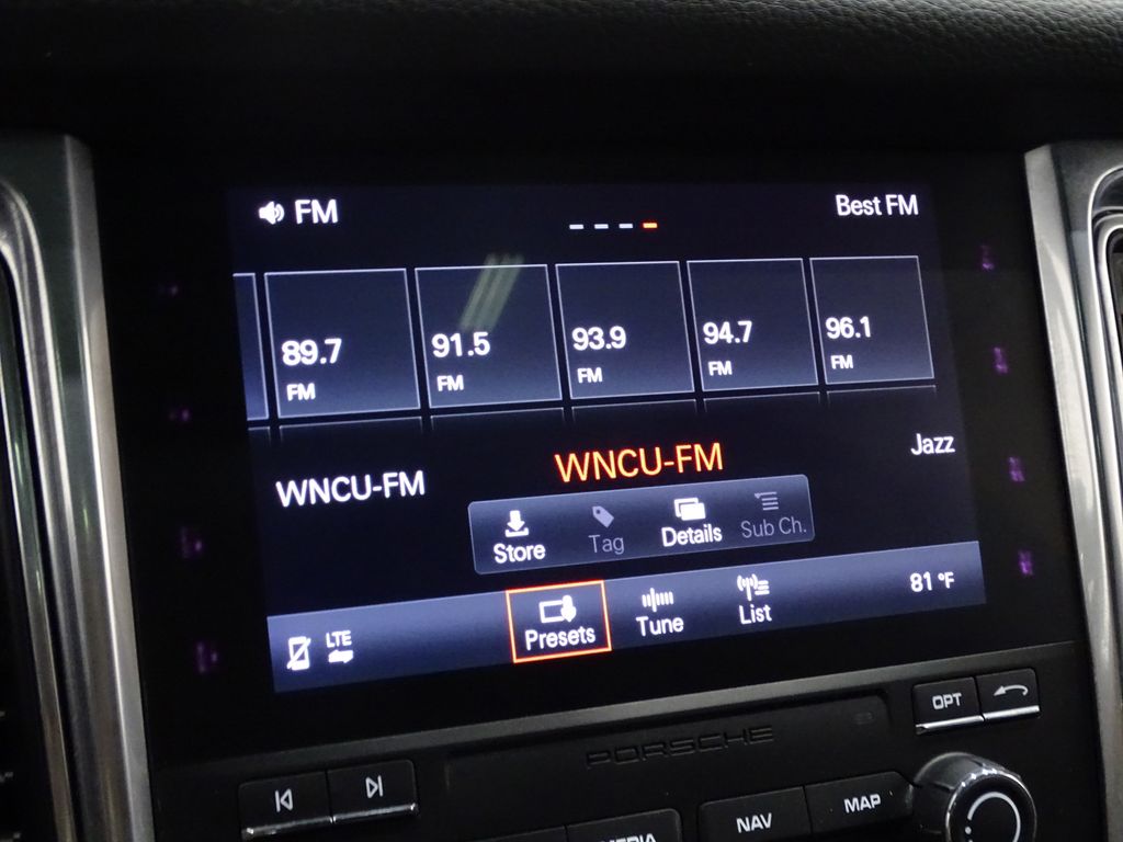 Vehicle image 27 of 44