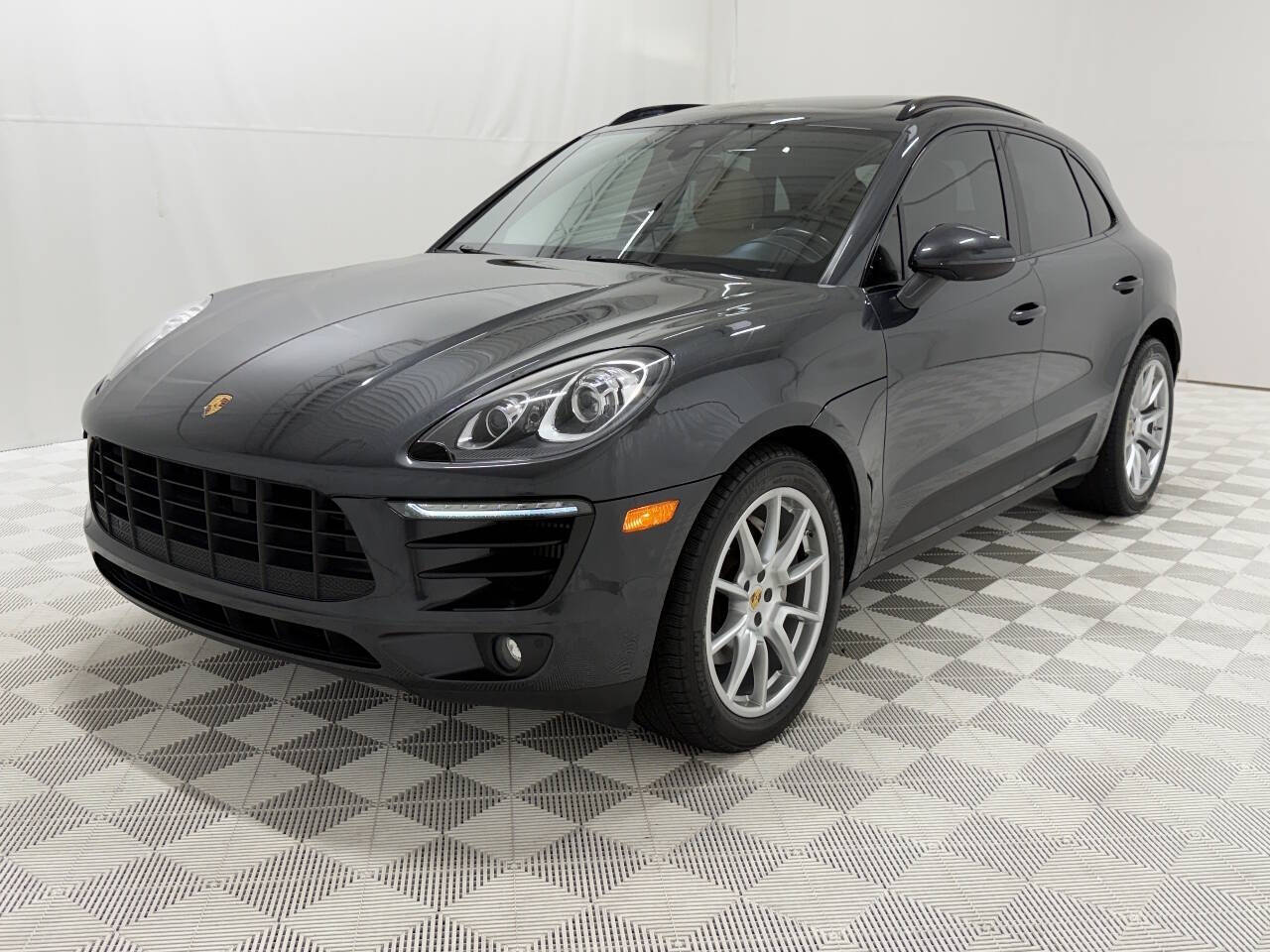 2018 Porsche Macan S Image 1 of 30