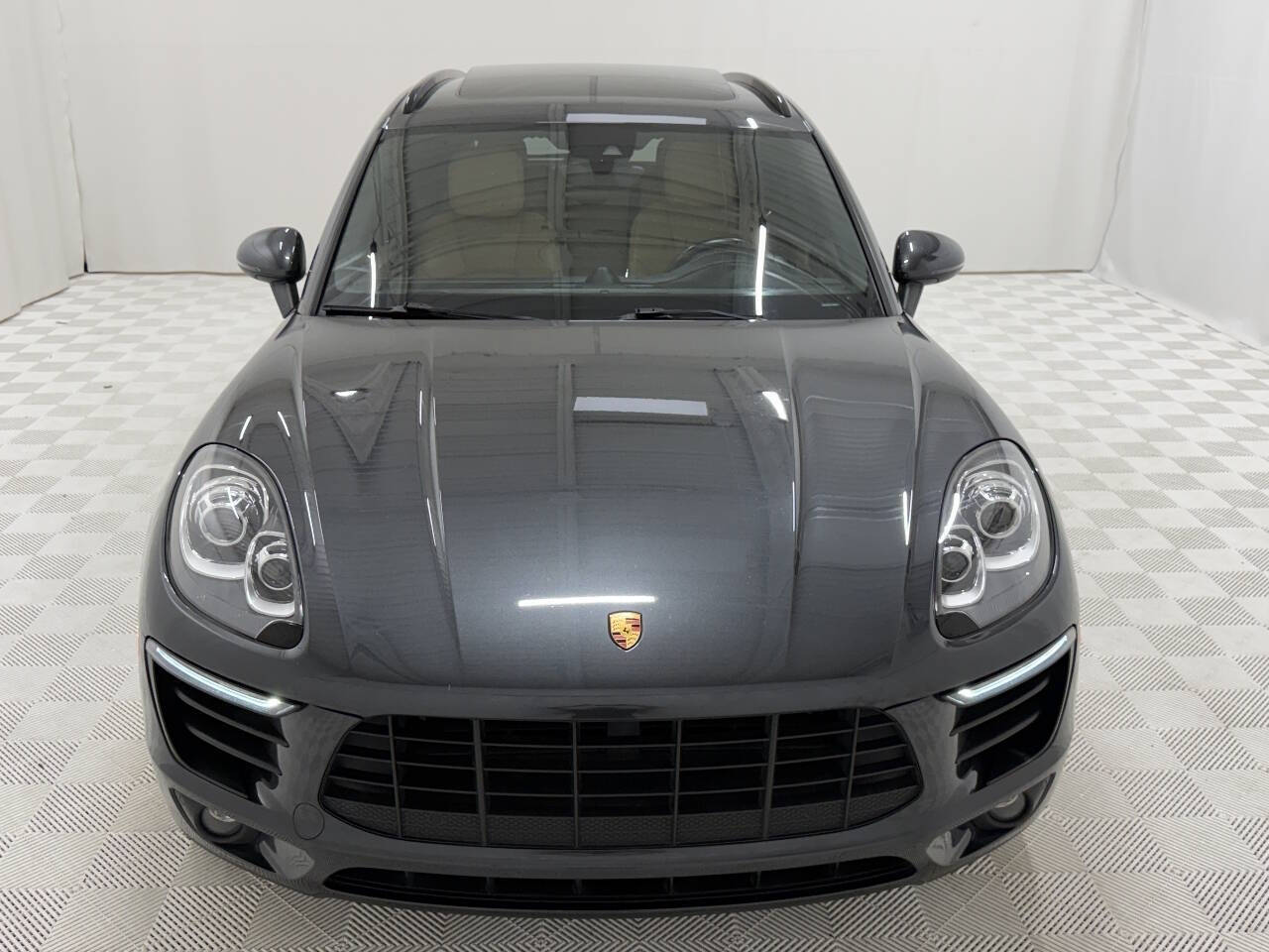 2018 Porsche Macan S Image 2 of 30