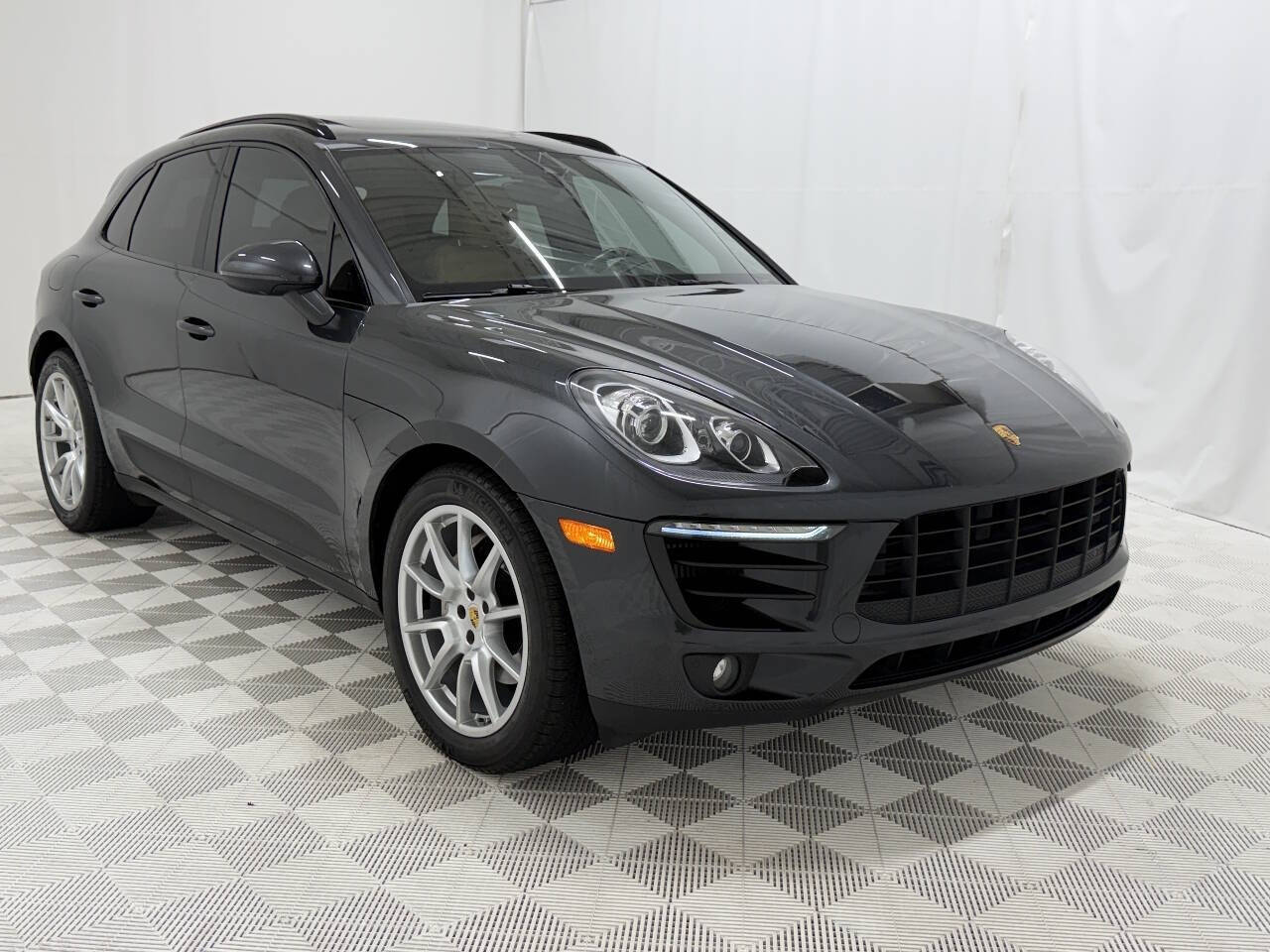 2018 Porsche Macan S Image 3 of 30