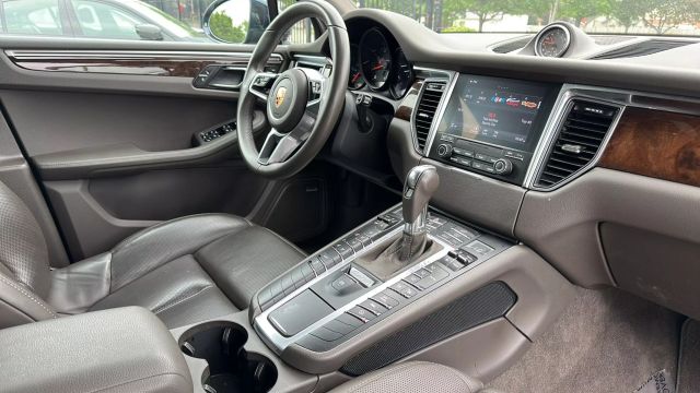 Vehicle image 24 of 32