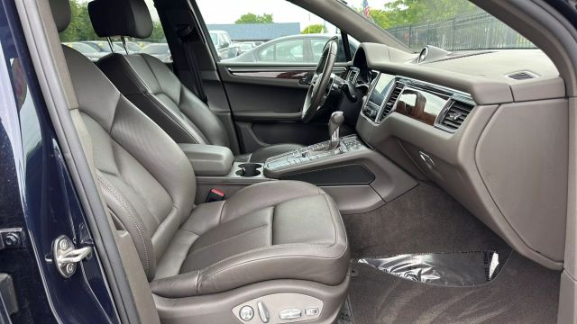 Vehicle image 23 of 32
