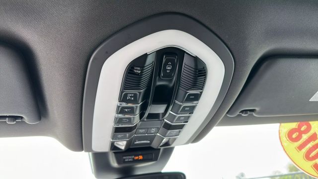 Vehicle image 17 of 32