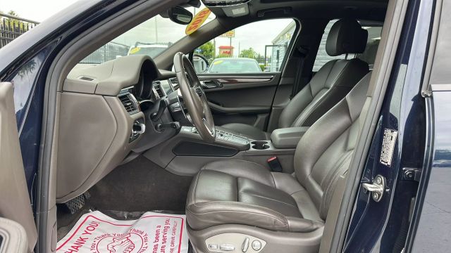 Vehicle image 18 of 32