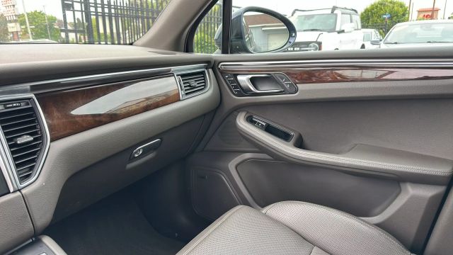 Vehicle image 16 of 32