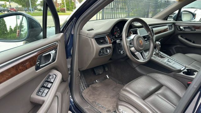 Vehicle image 11 of 32